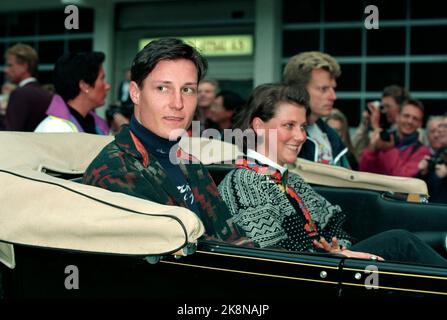 Norvège occidentale, 199308 : croisière en argent. Voyage Westland. Le couple royal norvégien, la reine Sonja et le roi Harald, organisent des croisières en Norvège occidentale à l'occasion de leur mariage d'argent. Photo : le prince héritier Haakon et la princesse Märtha Louise à Geiranger. La princesse en koffte tricoté. Photo: Lise Åserud Banque D'Images