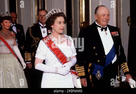 Oslo 19810505. La reine Elizabeth en Norvège à l'occasion d'une visite d'État avec son mari, le prince Philip. Dîner de gala au château. Ici, sur la photo, la reine Elizabeth et le roi Olav, derrière la princesse Sonja et le prince Philip. La reine en robe blanche argentée, sac blanc et longs gants blancs. Photo: Archive NTB Bjørn Sigurdsøn Banque D'Images