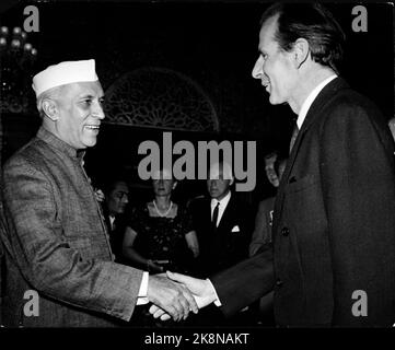 Le professeur et grimpeur Arne Næs salue le Premier ministre indien Jawaharlal Nehru. Probablement dans le cadre de l'expédition d'escalade dans l'Himalaya (Tirich Mir dans Hindukush) en 1950. Photo d'archive NTB Banque D'Images