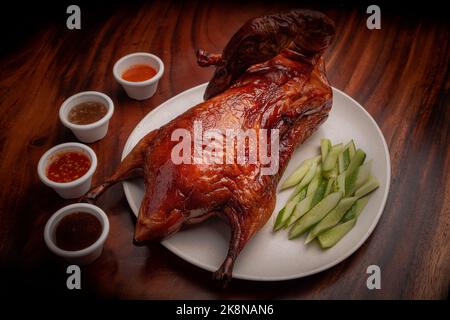 Délicieux canard de Pékin servi avec des sauces et des concombres frais Banque D'Images