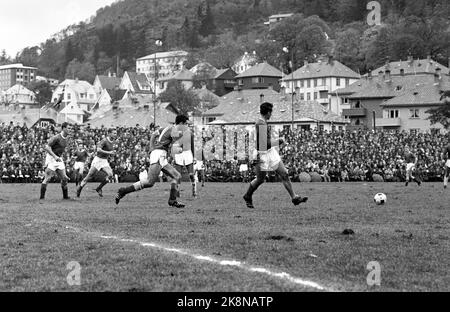 Bergen, 19631013 SK Fire - Vålerenga 3-1 SK Fire est devenu champion de la série en 1963. Ici du match où le championnat a été assuré. Bjørn Oddmar Andersen en a marqué deux et Leif Amundsen un. Feu Roald Jensen 'Kniksen', au milieu de la photo. Photo: Sverre A. Børretzen / actuel / NTB Banque D'Images