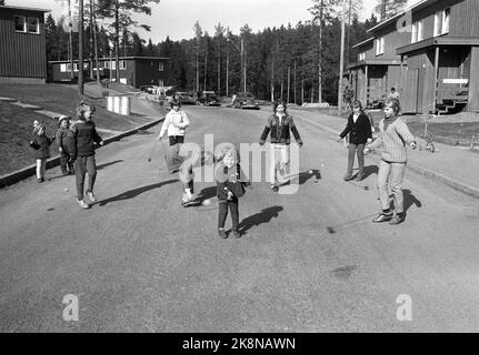 Oslo sur 13 mai 1967. Un nouvel ancien ravage le pays, l'anneau de Jenka. L'équipement se compose d'une bille en plastique à l'extrémité d'une corde attachée à un anneau. L'exercice est simple, mais exigeant: L'anneau est attaché à la jambe droite qui met le cordon en circulation. Ainsi, il est important de sauter avant d'obtenir les chevilles fusionnées comme le méchant dans un film agent. Voici quelques enfants qui maîtrisent le jeu. Photo: Ivar Aaserud / courant / NTB Banque D'Images