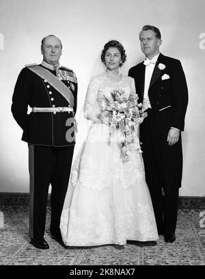 Skaugum 19610112 mariage de la princesse Astrid la princesse Astrid épouse Johan Martin Ferner. Le couple de la mariée avec le roi Olav V. photo: Scène / NTB / NTB Banque D'Images