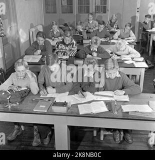 Oslo décembre 1952 "notre opinion sur vous adultes" deux classes de filles de l'école de Bjølsen et une classe de garçons de l'école d'Uranienborg ont pris le magazine de la bouche dans un style avec le titre "sont les adultes - ainsi ils devraient être". Ici de la classe des garçons à l'école Uranienborg. Concentré. Photo: Actuel / NTB Banque D'Images