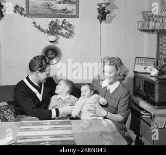 Trondheim 19500204. La star du patinage Hjalmar Andersen 'Hjallis' (27 ans) avec sa famille à Trondheim. Le temps restant après le travail de conducteur de camion et le sport a eu son propre. Ici avec la femme Gerd et les enfants. Photo: Sverre A. Børresen courant / NTB Banque D'Images