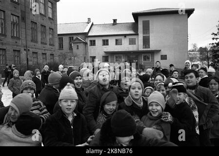 Oslo 1960. Écoles à Oslo. Ici depuis la cour de l'école dans une école élémentaire sans nom à Oslo. Des enfants heureux et ludiques. Photo: Ivar Aaserud / courant / NTB Banque D'Images