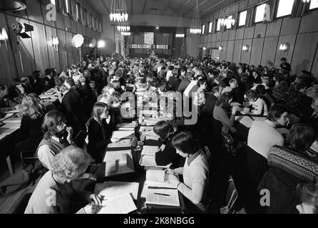 Oslo 16 mars 1975. Le parti de gauche socialiste tient le Congrès national. Voici un aperçu du hall. Photo: Henrik Laurvik / NTB Banque D'Images