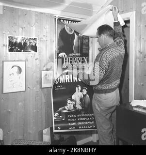 Bærum, Eiksmarka 19600924. Le réalisateur Arne Skouen dans sa villa sur Eiksmarka. Son dernier film « surarrondi » est un succès. L'excitation de faire tomber un nouveau film à travers le premier-aiguille oeil est tout aussi grand à chaque fois. Ici, Skouen étudie les affiches de film qu'il a sur le mur à la maison. Cuisinière à poux. Photo: Ivar Aaserud courant / NTB Banque D'Images