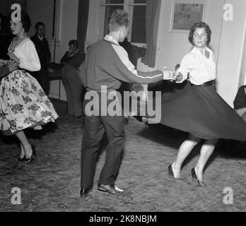 Oslo 19570905: Rock'n roll avec danse au club de loisirs de Hammersborg. Balançoire et rock dansant pour les jeunes dans des vêtements typiques. Photo: NTB / NTB Banque D'Images