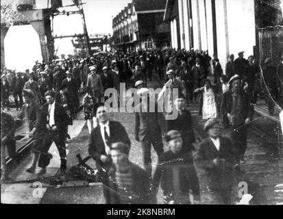 193106 Menstadslaget. Les travailleurs à la recherche d'interrupteurs de grève au quai de Norsk Hydro à Menstad. Le verrouillage de l'Association des employeurs norvégiens au printemps 1931, qui a touché un total de 81 000 travailleurs, a entraîné des manifestations majeures et de grands troubles dans la société. Elle a fini dans le Menstadslaget où des travailleurs norvégiens démonstratifs ont été en conflit avec la police d'État norvégienne. La bataille de Menstad 8 juin 1931. NAF. Norsk Hydro. Conflit de travail. Frapper. Verrouillage. Photo: Archives NTB / NTB Banque D'Images