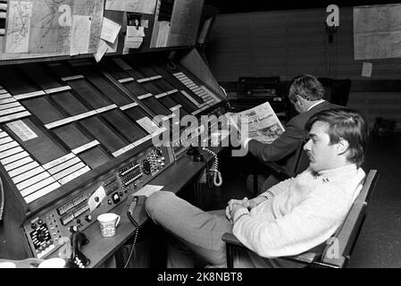 Fornebu 19711022 les contrôleurs aériens de la tour de Fornebu ont notifié une grève de deux jours. Les contrôleurs de la circulation aérienne sont en service dans la tour, mais ne fonctionnent pas. Ici, les contrôleurs de trafic aérien à la table de contrôle. Un lecteur de journaux sur la grève. Photo: NTB / NTB Banque D'Images