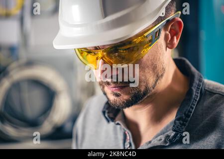 Man, un technicien en électricité travaillant dans un tableau de commutation avec des fusibles. Banque D'Images