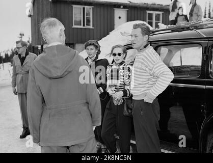 Norefjell 19530222. La princesse Ragnhild et Erling Lorentzen sur le ski de Norefjell. Nous voyons ici la princesse Ragnhild (au milieu) avec des lunettes de soleil avec son fiancé Erling Lorentzen (t.H.). Princesse Astrid (t.v.) avec un chapeau. PHOTO: NTB ARKIB / NTB Banque D'Images