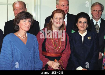 Oslo 19941209: De la gauche du Comité Nobel Sissel Rønbeck, Mme Suha Arafat et Mme Leah Rabin. Derrière le Comité Nobel (F.) Odvar Nordli, Geir Lundesstad et Francis Sejersted pendant le dîner au Grand Hotel. Le Prix Nobel de la paix 1994 est divisé entre Yasser Arafat, Shimon Peres et Yitzhak Rabin. Photo: Lise Åserud NTB / NTB Banque D'Images