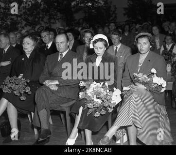 Oslo 19500617. Le dernier jour d'école du Prince Harald à l'école primaire de Smestad. Ici, nous voyons la famille royale à l'école de Smestad pour assister à la fin Crown Princess Märtha (en face de TV sérieuse. Photo: Archives NTB / NTB Banque D'Images