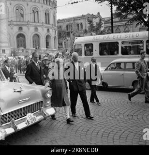 29 juin 1957 d'Oslo. Le Premier ministre Jawaharlal Nehru, originaire de l'Inde, charme les Norvégiens. Ici de Karl Johansgate, le Storting en arrière-plan. Photo; Kaare Nymark / actuel / NTB Banque D'Images