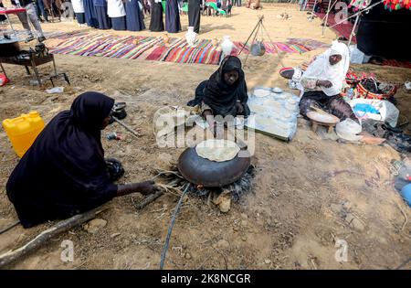 Gaza, Palestine. 23rd octobre 2022. Les femmes palestiniennes cuisent du pain traditionnel lorsqu'elles participent à la célébration de la saison de récolte des olives dans une ferme à Deir al-Balah, dans le centre de la bande de Gaza. Crédit : SOPA Images Limited/Alamy Live News Banque D'Images
