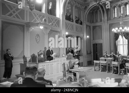 Oslo 19620217. Le représentant de Storting, Magnhild Hagelia, de Gjerstad à Risør, est la première femme à occuper la place présidentielle de Lagting. Ici, Hagelia est un club pour la première femme présidente du pays. Photo: Sverre Børretzen courant / NTB Banque D'Images