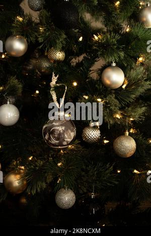 sapin de noël avec boule de décorations et l'image d'ultrasons dedans Banque D'Images