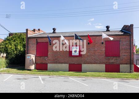 ASHEBORO, NC, USA-26 SEPT 2022: American Veterans Post 905, bâtiment et panneau. Banque D'Images