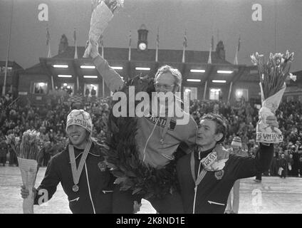 9 février 1975 d'Oslo. Championnats du monde au stade Bislett. Harm Kuipers des pays-Bas devient champion du monde. Les autres sont Vladimir Ivanov et Yury Kondakov, tous deux soviétiques. Photo: NTB / NTB Banque D'Images