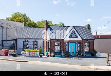 ASHEBORO, NC, USA-26 SEPT 2022: The Blue Luna Tattoo Company dans le centre-ville. Banque D'Images