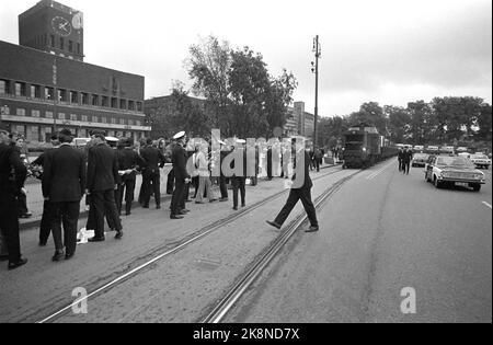 Oslo197206. La Compagnie tzigane de 65 Tsiganes apatrides, qui sont venus en Norvège de Finlande sans permis d'entrée, a été expulsée et transportée hors du pays avec des cartes de police. Les voitures tziganes étaient en si mauvais état que le compagnon a été transporté par un train spécial de NSB de Fauske à Kristiansand. À Oslo, des manifestants étaient présents lorsque le train passait devant la place de l'hôtel de ville tôt le matin, mais un grand nombre d'agents de police ont obtenu le nettoyage de la piste du port. Photo NTB / NTB Banque D'Images