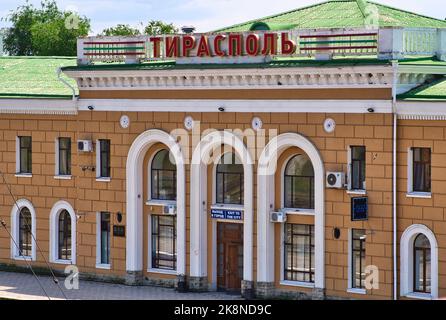 Le bâtiment de la gare de l'ère soviétique avec texte russe dans la ville de Tiraspol, Transnistriatranslation: Tiraspol Banque D'Images