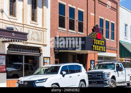 ASHEBORO, NC, USA-26 SEPT 2022: Sunset Theatre, bâtiment avec Marquis. Banque D'Images
