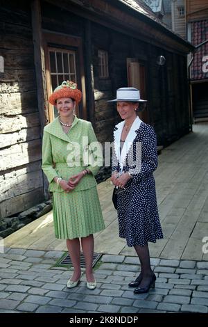 Oslo. Le couple royal suédois la reine Silvia et le roi Carl Gustaf sont en visite en Norvège avec le couple royal norvégien la reine Sonja et le roi Harald. Ici de Bryggen à Bergen. Visite de la reine Silvia et de la reine Sonja. Photo; Bjørn Sigurdsøn / NTB Banque D'Images