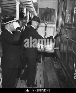 Oslo 1954. Le chemin de fer célèbre 100 ans en 1954. Le NSB a son anniversaire de 100th. Le point culminant du Jubilé de chemin de fer - du moins pour le grand public, était le départ de Framnes -Express de la gare de Pipervigens. Plusieurs milliers de personnes se sont rassemblées sur la place de l'hôtel de ville lorsque le petit train étrange avec le roi et le prince héritier et un certain nombre d'autres invités à bord, a défilé à l'exposition de Framnes. Ici, le roi Haakon monte à bord du train. NTB / NTB Banque D'Images