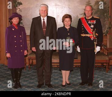 Oslo 19960325: Visite du président russe Boris Eltsine en Norvège. Ici, de la photographie officielle au Château, lundi. Par exemple, la reine Sonja, le président russe Boris Eltsine, Mme Naina Yeltsina et le roi Harald. Photo; Jon EEG / NTB visite de piscine / royal Banque D'Images