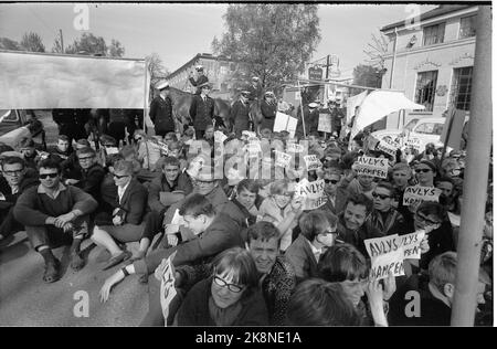 Oslo 1965. Manifestation contre l'apartheid-tennis lors du match de la coupe Davis au tennis entre joueurs d'Afrique du Sud et de Norvège. Le match est allé à Madserud Centercourt. Photo: Ivar Aaserud / courant / NTB Banque D'Images