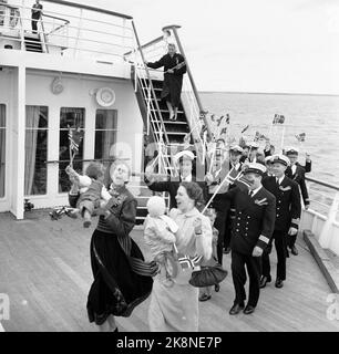 Oslo 19560517. Le nouveau phare de la Norwegian American Line, Bergensfjord, lors de son premier voyage depuis la cour de Newcastle, jusqu'à Bergen, Kristiansand et Oslo, a mis un point supplémentaire sur la célébration de la Journée nationale, qui a été autrement caractérisée par la pluie et la pluie. 17 mai le train à bord est de la taille du train dans une petite ville norvégienne, et l'enthousiasme n'est rien à dire, malgré un temps un peu orageux. Photo: Sverre A. Børretzen / actuel / NTB Banque D'Images