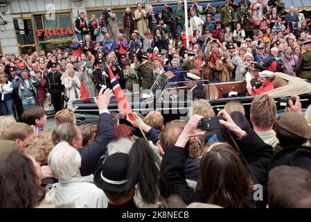 Oslo 199508. L'anniversaire de la libération, - 50 ans depuis la libération après la Seconde Guerre mondiale 8 mai. La reine Sonja et le roi Harald conduisent dans une voiture ouverte et agacent les gens sur leur chemin vers une réunion commémorative dans le Storting. Photo: Aleksander Nordahl NTB / NTB Banque D'Images
