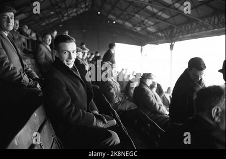 Edimbourg, Ecosse - janvier 1965 'Kniksen' Roald Jensen est devenu un footballeur professionnel en Ecosse - le club de football The Hearts. Roald 'Kniksen' Jensen '. Ici, il est assis dans les tribunes pendant le match entre les coeurs et les HiBS 1 le jour de l'an. Photo: Sverre A. Børretzen / actuel / NTB Banque D'Images