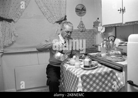 Oslo - Fredrikstad 1962. Longue nuit de voyage au travail. "Alors que la plupart de la population dort, le nouveau" pariacast 'ne doit pas des couettes. Ils ont de deux à quatre heures de déplacement pour travailler chaque jour. » Rapport sur les transports depuis Fredrikstad. Ici P. Mosgaard qui consomme le petit déjeuner. Photo: Ivar Aaserud / courant / NTB Banque D'Images