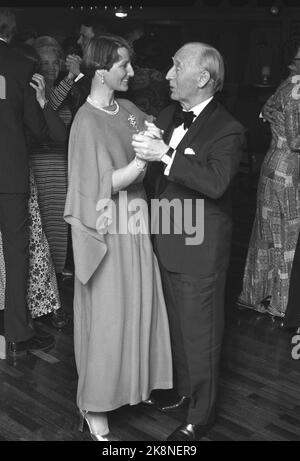 Oslo 19760330. La princesse de la Couronne Sonja baptise les nouveaux navires de la ligne Jahre 'Prince de la Couronne Harald'. Ici, la princesse de la Couronne Sonja danse avec le propriétaire du navire Jørgen Jahre pendant la célébration du baptême. Photo: Svein Hammerstad NTB / NTB Banque D'Images