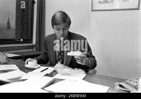 Oslo novembre 1972 Kjell Magne Bondevik, homme politique de la KRF, est le plus jeune secrétaire d'État de Norvège, âgé de seulement 25 ans. Il étudie la théologie à côté du poste et est président de la jeunesse du Parti populaire chrétien, KrFU. Il est assis dans son bureau, il boit du café et mange son panier repas. Photo: Aage Storløkken / actuel / NTB Banque D'Images