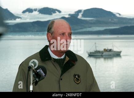 Svalbard 19950816 : le couple royal norvégien, le roi Harald et la reine Sonja, visitez Svalbard à l'occasion de l'anniversaire de 70th. Le couple royal visite NY-Ålesund. La photo: Le roi Harald photographié avec la nature Svalbard et le navire royal en arrière-plan. Photo: Rune Petter Ness Banque D'Images