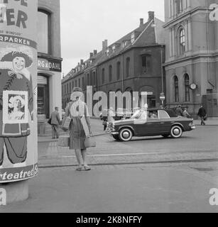 8 août 1959 d'Oslo. Le rapport «enceinte de la ville» était dans le courant en 1959. Ils ont équipé une femme enceinte de paquets et de sacs pour voir si on lui a offert de l'aide. Peu de choses ont changé en 40 ans, pas d'aide à obtenir. Au tram, on lui a longtemps offert un siège. Et dans un café bondé, après un moment, on lui a offert de s'asseoir à la table d'une sœur. Photo: Bjørn Bjørnsen / actuel / NTB Banque D'Images