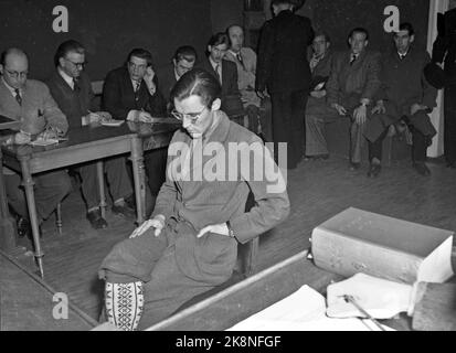 Kristiansand 21 octobre 1949. Le meurtre au chocolat au tribunal. La défenderesse Carstein Brekke dans la salle d'audience. La préhistoire: 12 mars 1949: Marianne Svensson, âgée de 8 ans, est décédée lorsqu'elle est entrée dans le chocolat empoisonné. Le chocolat empoisonné a été envoyé par la poste à Oddvar Eiken, à Lund, en Suède. Le chocolat est venu de Carstein Brekke à Kristiansand. Il était jaloux du chêne qui était avec - et plus tard s'est engagé à Randi Muren, qui aussi Brekke avait un bon oeil. Photo: Svensson / NTB Banque D'Images