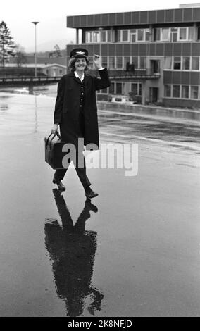 Bardufoss 8 mai 1969. Turi Widerøe a clairement son examen final en tant que compagnon sur la circulation régulière, c'est-à-dire qu'elle est approuvée comme avion de passagers. Ici, elle est sur le chemin d'une machine SAS et va commencer comme un second vol. Elle est la première femme pilote dans une plus grande compagnie aérienne de l'Ouest. Photo: Aage Storløkken / actuel / NTB Banque D'Images