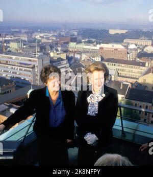 Oslo 19860912. La première ministre de la Bristian Margaret Thatcher lors d'une visite officielle en Norvège. Les premiers ministres Margaret Thatcher (M.H.) et Gro Harlem Brundtland ont vu Oslo depuis le sommet du bâtiment du gouvernement avant le début des pourparlers politiques. Photo: Jens Kvale NTB / NTB Banque D'Images