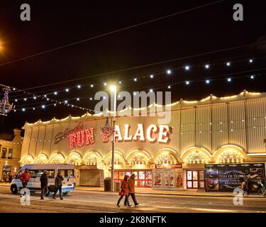 Silcock's Fun Palace salle de jeux d'arcade sur la promenade de Blackpool pendant les illuminations Banque D'Images