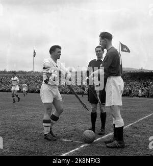 Oslo 19550508. Stade Ullevål. Norvège - Hongrie 0-5. 27528 spectateurs. A cette époque, la Hongrie avait le footballeur de renommée mondiale Ferenc Puskas. Il accueille ici le capitaine norvégien Thorbjørn Svenssen. Photo : scène Jan Banque D'Images