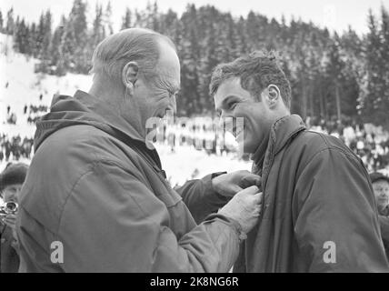 Odnes 19690223: Un heureux skiant Erling Strand de Strømmen et Lillestrøm est devenu champion norvégien de Stor Bakke. Ici, il est félicité par le roi Olav. Photo: Arild Hordnes NTB / NTB Banque D'Images