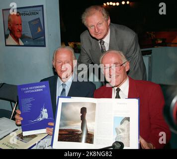 Oslo 19941004: Livre sur Thor Heyerdahl est présenté. Le livre de Snorre Evensberget 'Thor Heyerdahl - le découvreur' est présenté. Emplacement : Musée Kon Tiki à Oslo. La photo: Thor Heyerdahl, ethnographe, chef de l'expédition, découvreur, auteur (to v.), Ici photographié avec l'auteur du livre, Snorre Evensberget, et son fils Thor Heyerdahl Jr. (Debout). Photo: Terje Bendiksby Banque D'Images