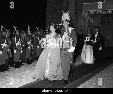 Asker 19610112. Mariage de la princesse Astrid. Les invités quittent l'église. Ici le prince Georg du Danemark avec sa femme, Lady Anne Bowes-Lyon. Photo: NTB / NTB Banque D'Images