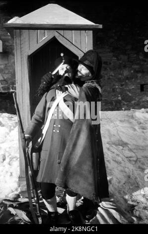 Oslo Mars 1968 enregistrement du film "le pain de nuit" - le classique roman Falkberget. OLE Soldier est le père d'Ann-Magritt, mais elle ne sait pas. Ici, il est menacé par la vie de l'huissier du charbon, per Oscarsson. Photo: Ivar Aaserud / courant / NTB Banque D'Images